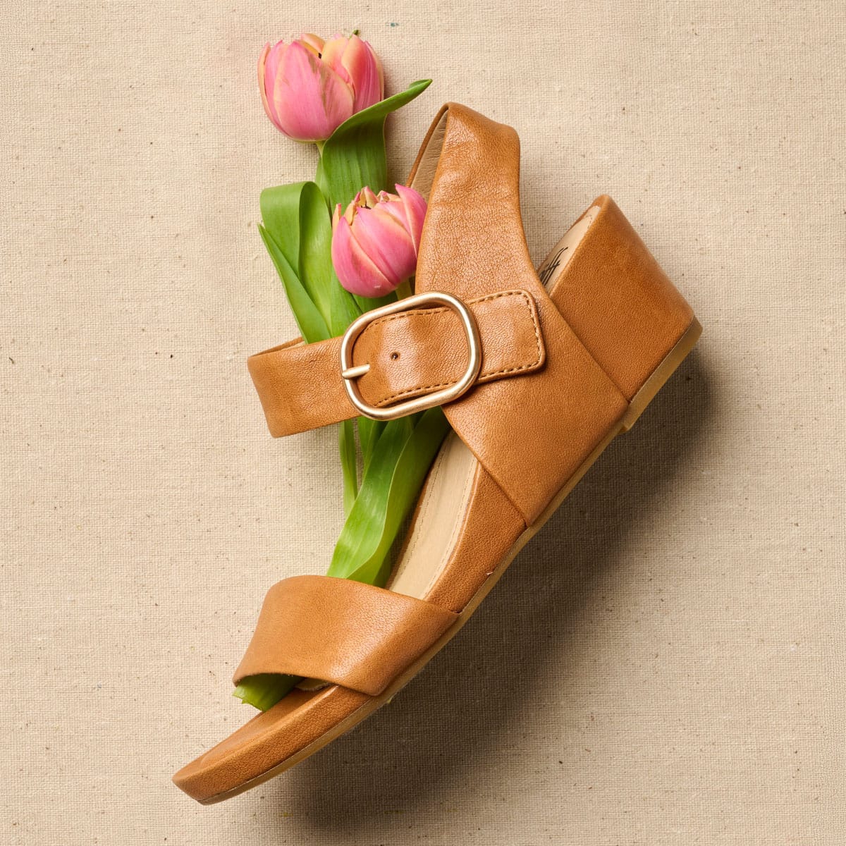 Vaya low wedge sandal in brown with some flowers.